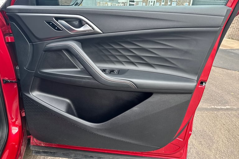 2025 MG MG HS 106290 Hatchback Petrol Manual