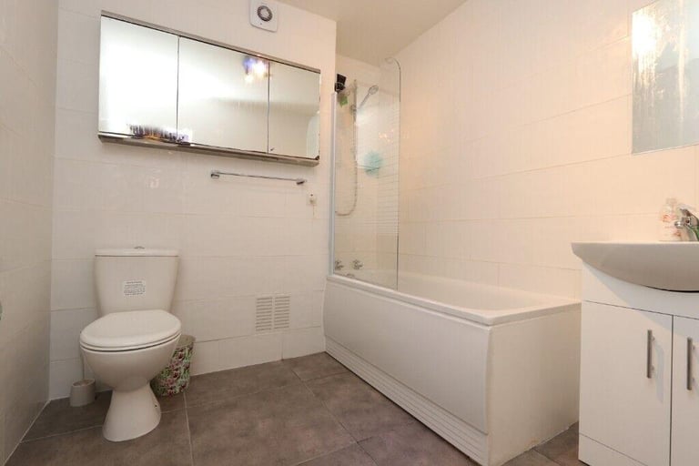 Island Gardens • Double Room •  Available Now • 0 Deposit Available • 