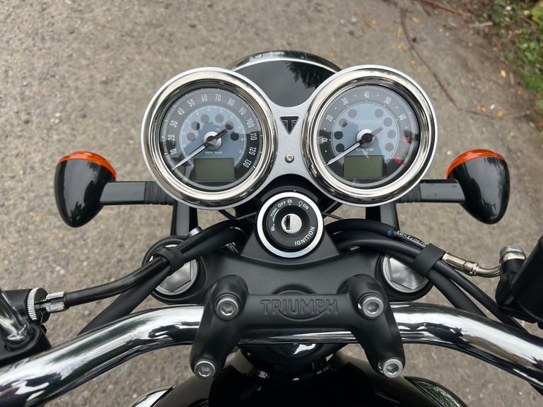 TRIUMPH BONNEVILLE T100, 2025(75), 6 DELIVERY MILES, STUNNING MOTORCYCLE, £8995