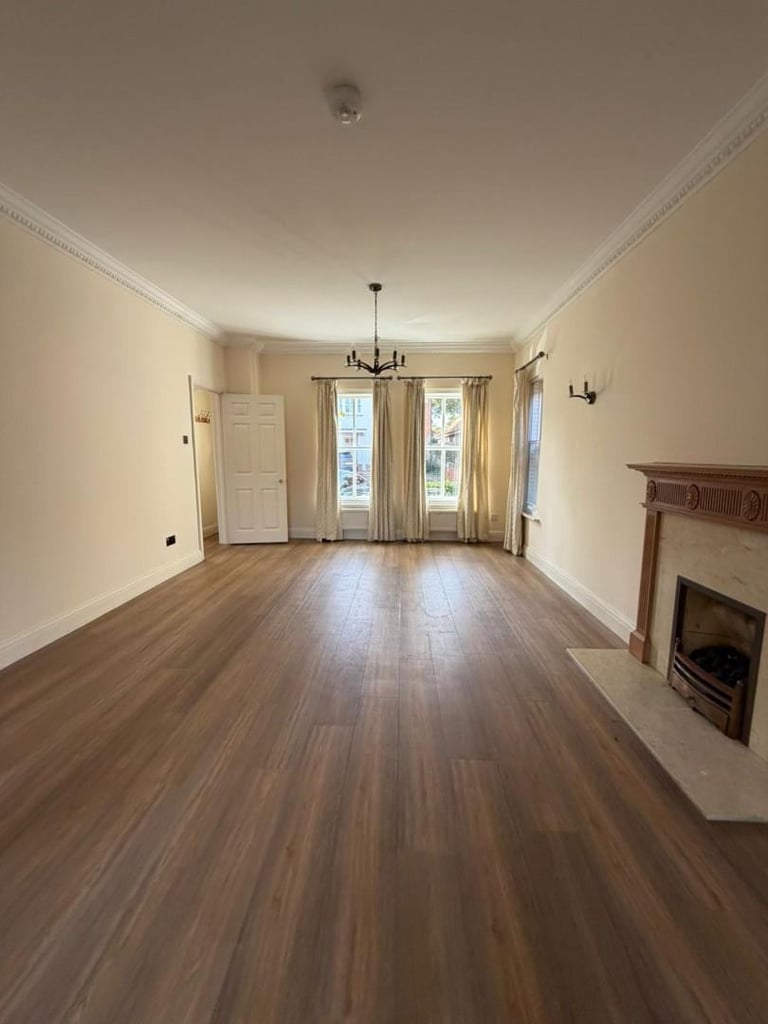 5 BEDROOM DETACHED HOME IN WINDSOR