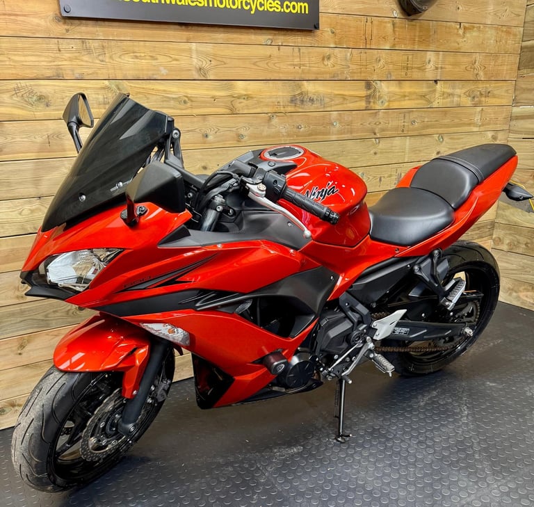 Kawasaki EX 650 Ninja / 2017 model / only 4568 miles!