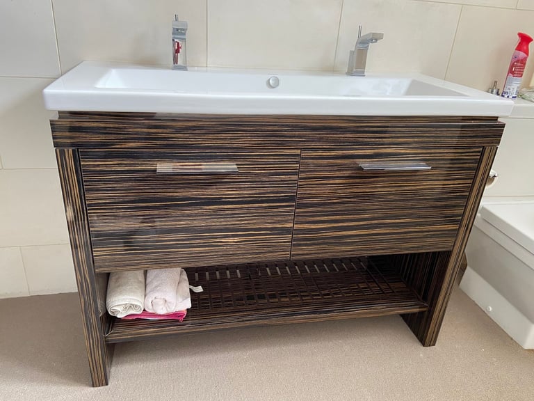 £250 0N0 DURAVIT DOUBLE ENDED BATH AND DOUBLE SINK CABINET SET SECOND HAND