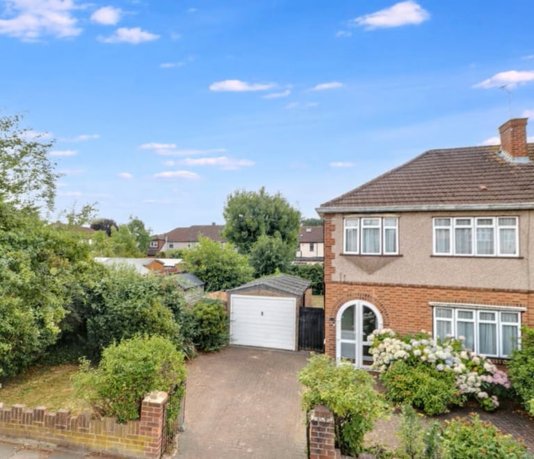 image for Magnificent 3 Bedroom Dream House with Conservatory, Garage & Massive Garden in Romford (RM1 4YD)