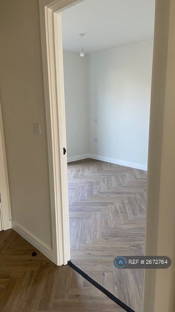 2 bedroom flat in Kingston Road, London, SW20 (2 bed) (#2672764)