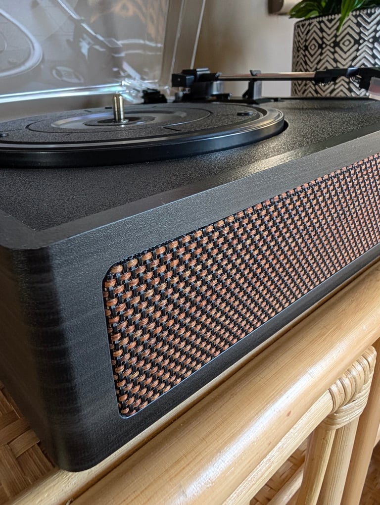 Stylish Record Player in Retro Black