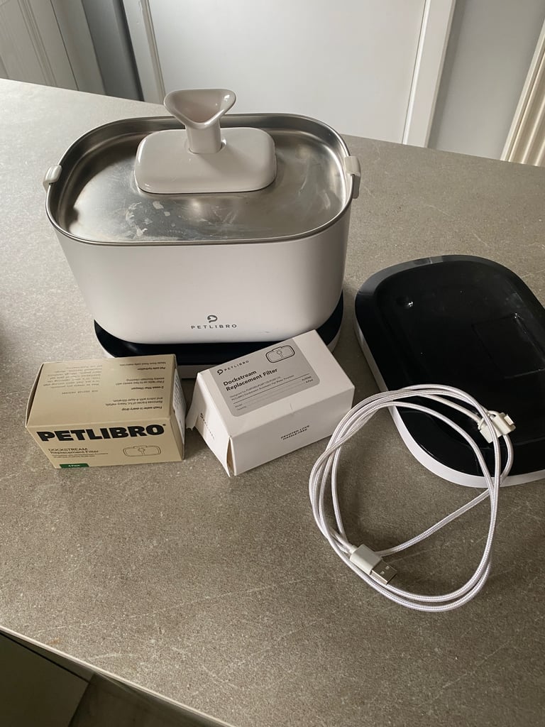 Petlibro cat pet drinking water fountain. Rechargeable or mains 2 bases and filters included ng5 3hq