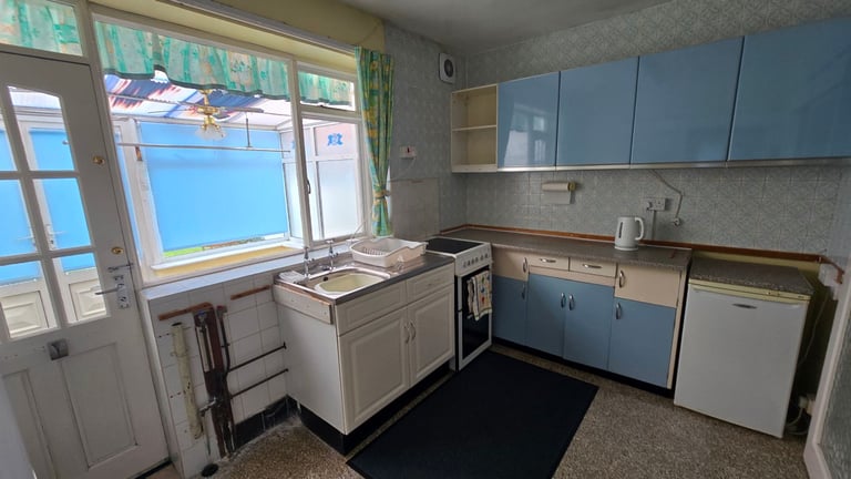 3 Bedroom Semi-Detached House with Garage and Gardene & Garden