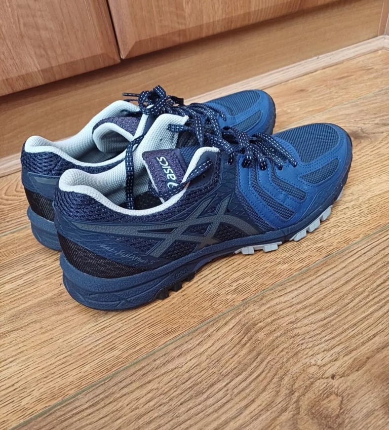 Boys/Mens Blue Asics Gel Attack Trainers Size 7