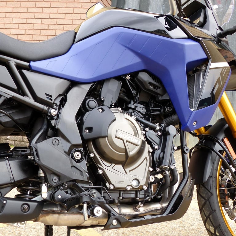 2025 Suzuki DL800 V-Strom DE – Immaculate, 1- Owner, FSH, 16 months Warranty .