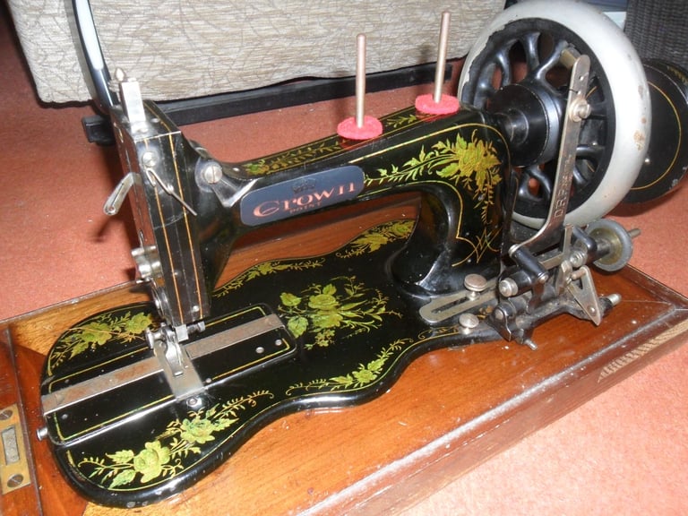 SEWING MACHINE VINTAGE CROWN HAND CRANK SEWING MACHINE IN LOVELY WOODEN CASE BOX & KEY