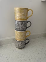 Set of 4 large stacking mugs 