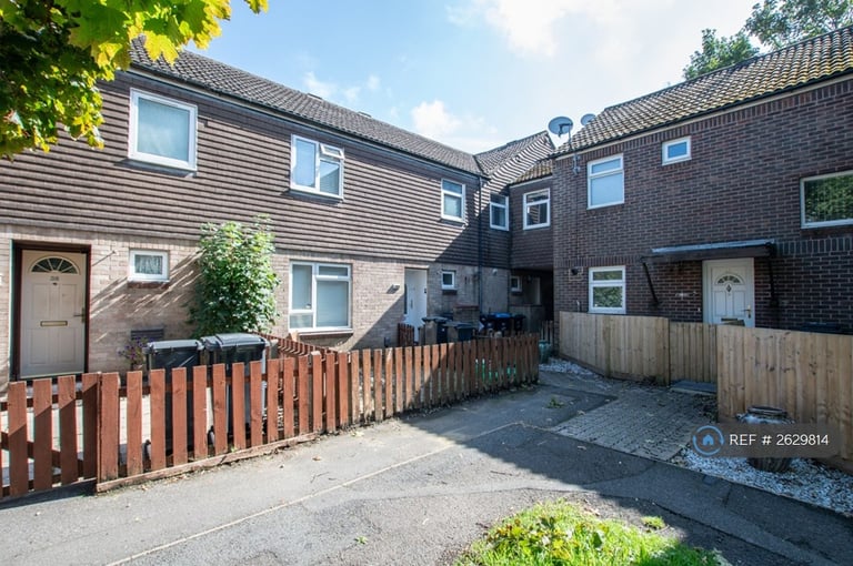 image for 4 bedroom house in Swansbury Drive, Bournemouth, BH8 (4 bed) (#2629814)