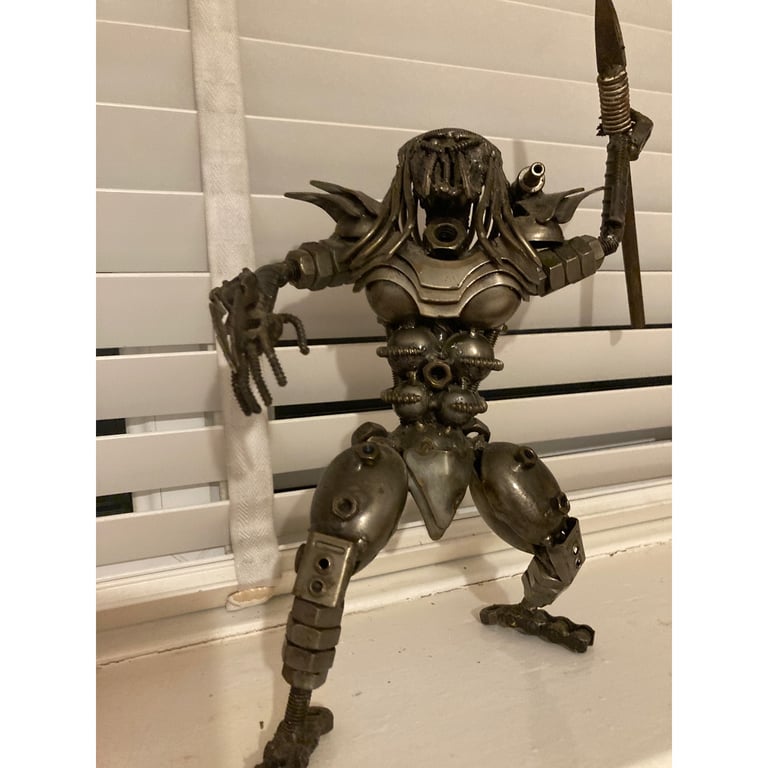 Metal Alien sculpture Preditor 