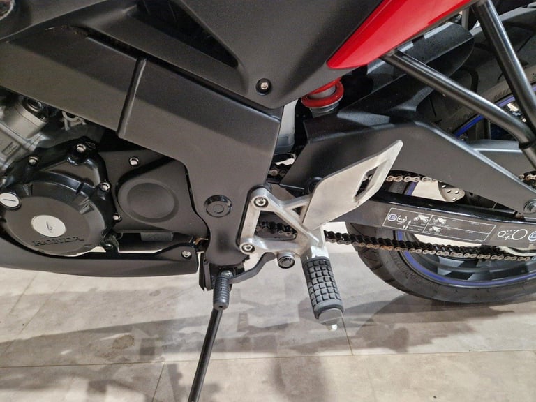 HONDA CBR 125 IN WHITE AND RED