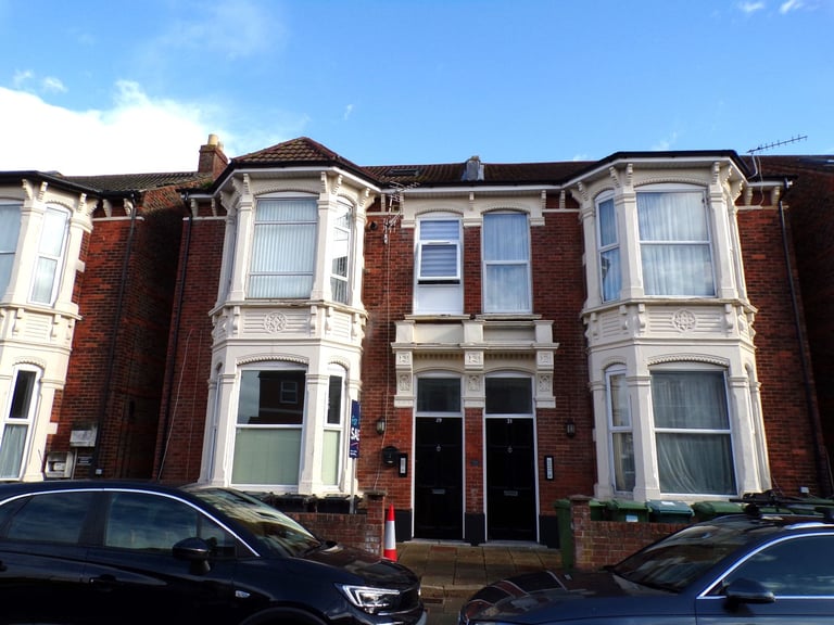 THREE BED FLAT TO LET IN SOUTHSEA £1500 PER MONTH 