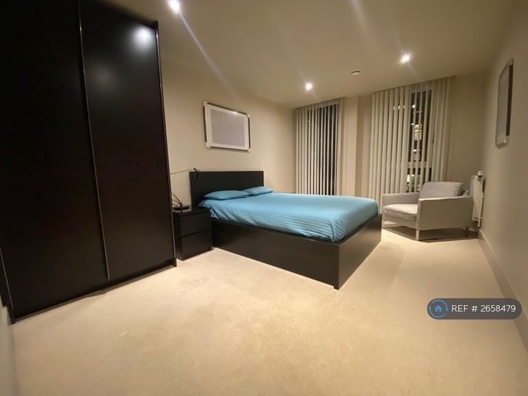 1 bedroom flat in The Crescent, London, SE8 (1 bed) (#2658479)