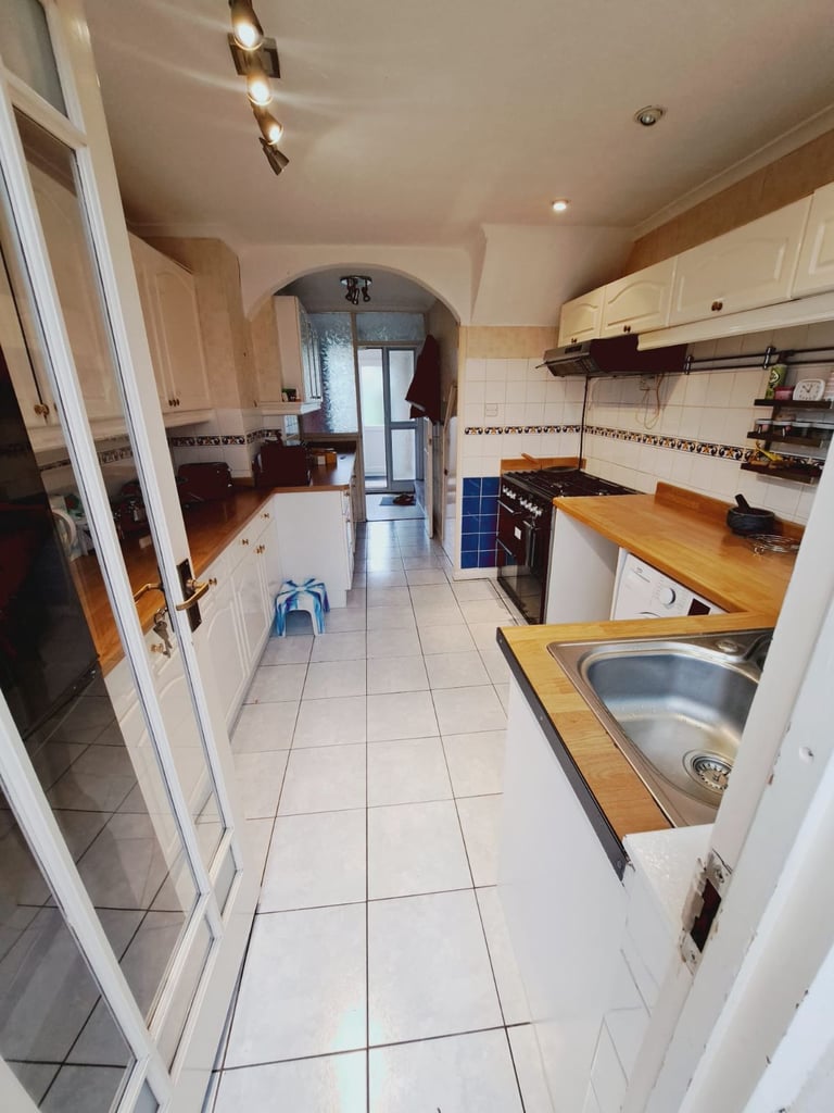 A fully furnished Double bedroom in a shared house 