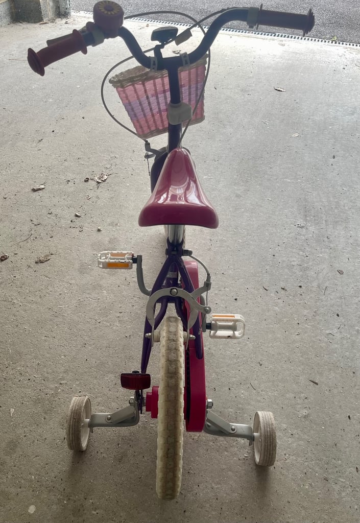 Kids bike with stabilisers and basket. 