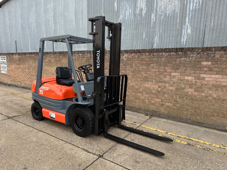Toyota 2.5t diesel forklift, clear view mast, low hours 
