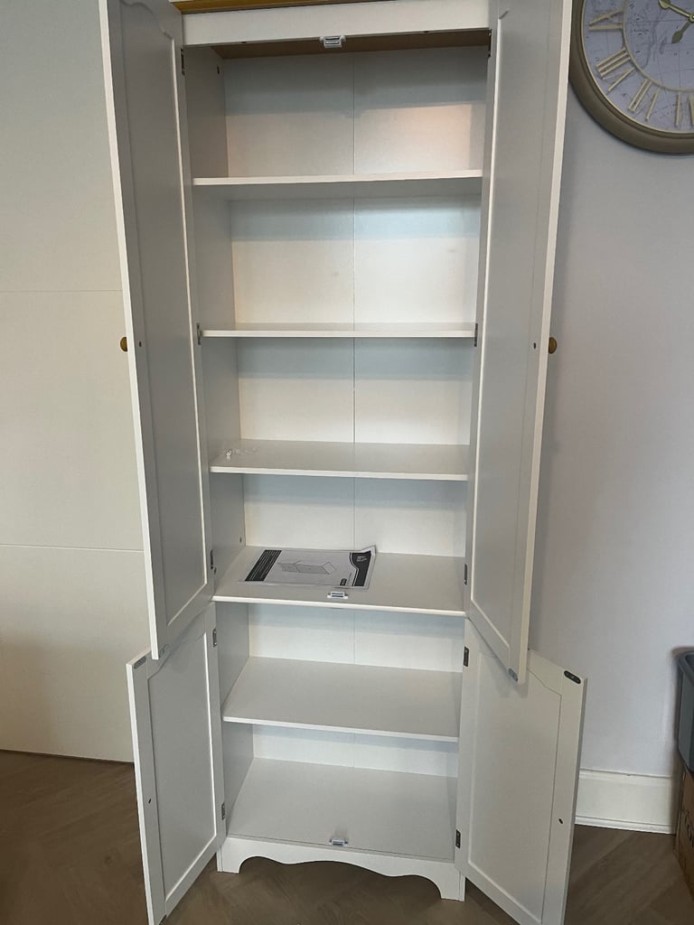 White freestanding kitchen cabinet 