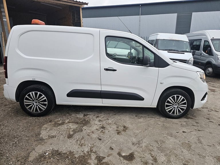 2020 Vauxhall Combo 2000 1.5 Turbo D 100ps H1 Sportive Van PANEL VAN DIESEL Manual
