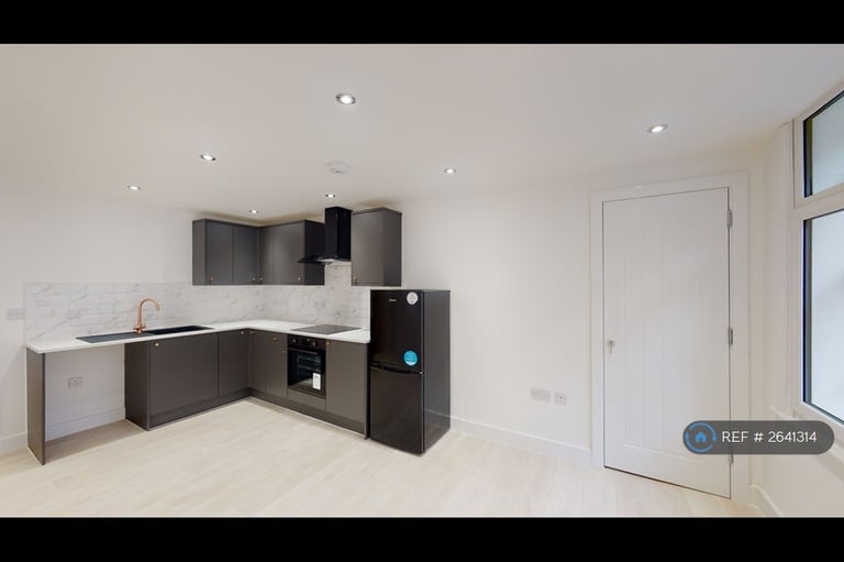 1 bedroom flat in Queen Street, Oldham, OL1 (1 bed) (#2641314)