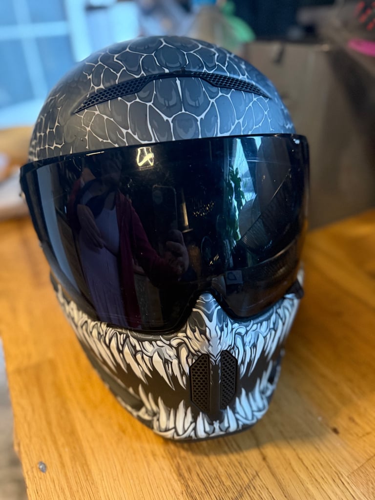 Ruroc ATLAS 4.0 CARBON Jormungandr Helmet – ECE 22.06 Certified + Shockwave Ready – Hardly Worn