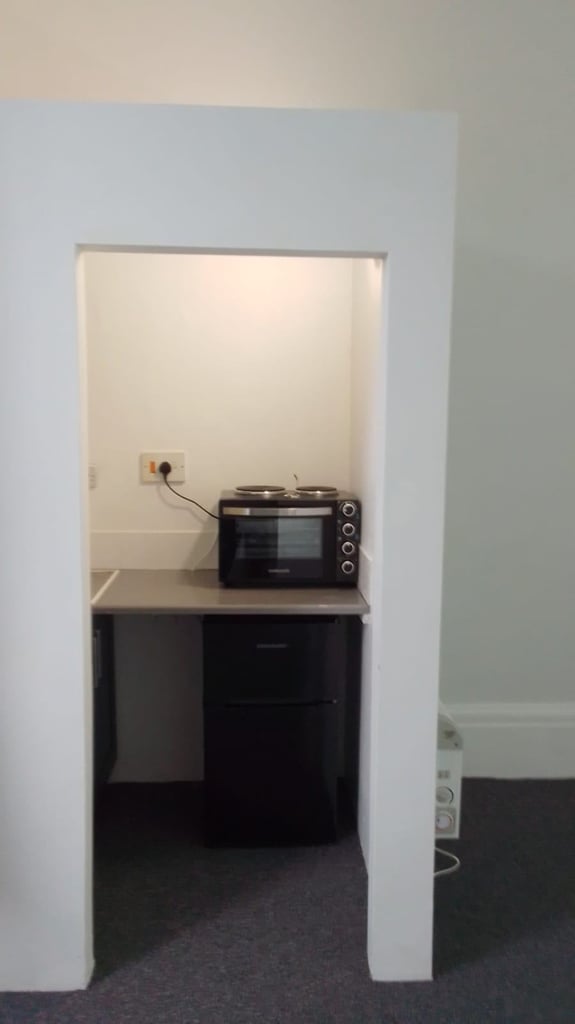 Clifton Large Bedsit/studio own kitchen, shared shower/Wc Ground Floor £745pm