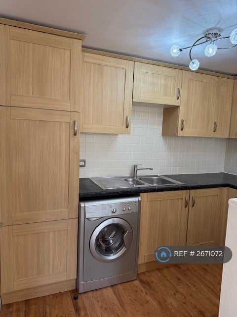 1 bedroom flat in Maidstone Road, Kent, ME4 (1 bed) (#2671072)