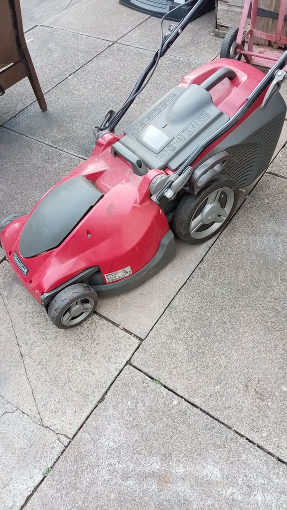 Large, mountfied electric lawn mower with grass box