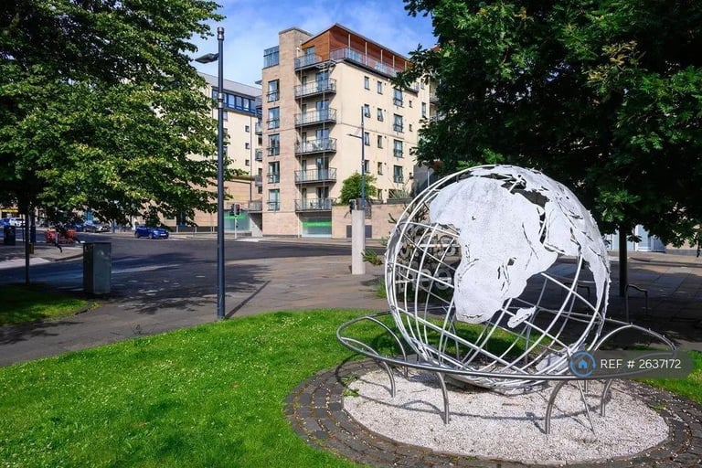 2 bedroom flat in Holyrood, Edinburgh, EH8 (2 bed) (#2637172)