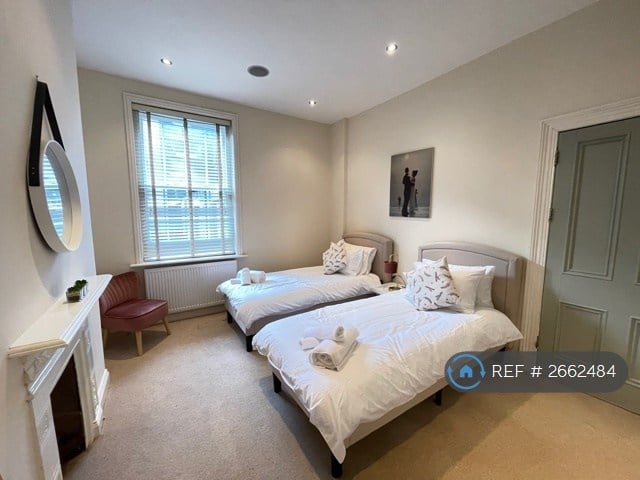 3 bedroom flat in Cheltenham Crescent, Harrogate, HG1 (3 bed) (#2662484)