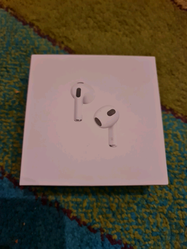 Apple 3rd Generation AirPods with Magsafe Charging Case MME73ZM/A New 