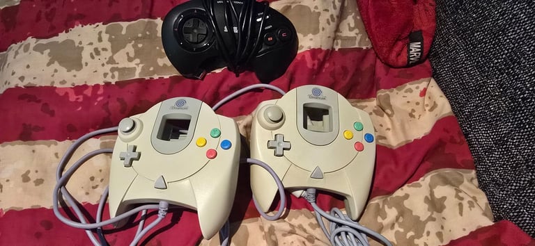 image for 2 SEGA DREAMCAST & 1 MEGADRIVE CONTROLLER