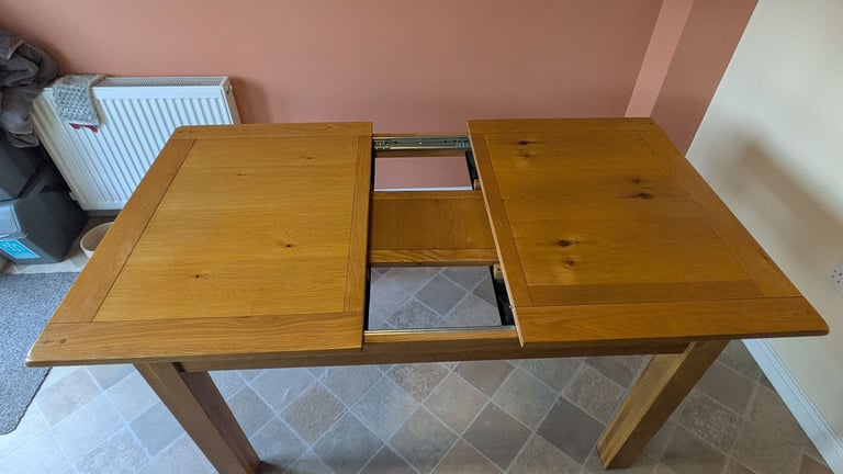 Real Oak extendable dining table with 6 seats