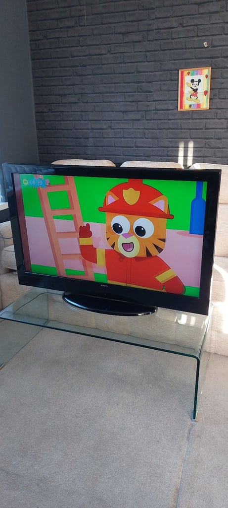 46 inch Hitachi Freeview Tv