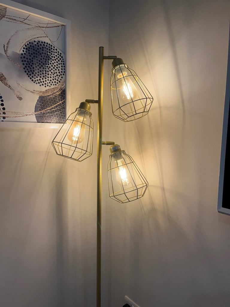 Floor lamp with matching bulbs