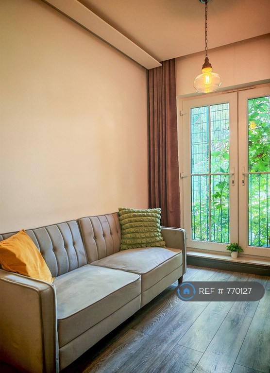 1 bedroom flat in Kilburn High Road, London, NW6 (1 bed) (#770127)