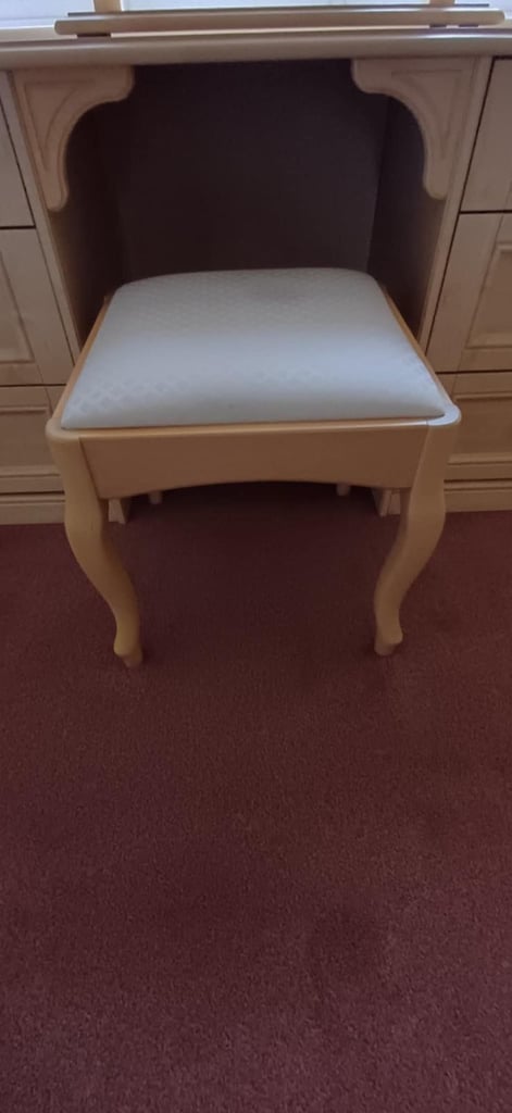 Bedroom furniture set