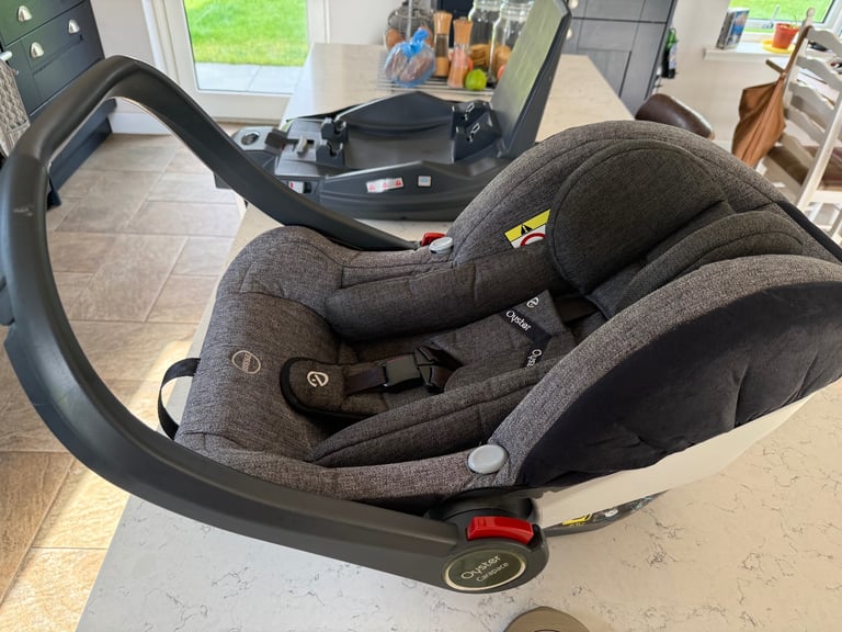 Oyster Carapace car seat and isofix base