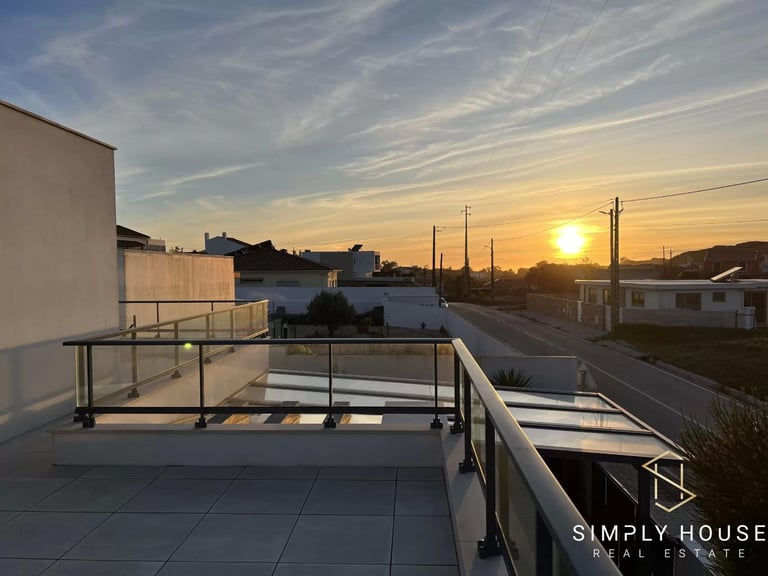 Detached Coastal Villa in Portugal with Heated Pool, 3 En-suites, Private Garden