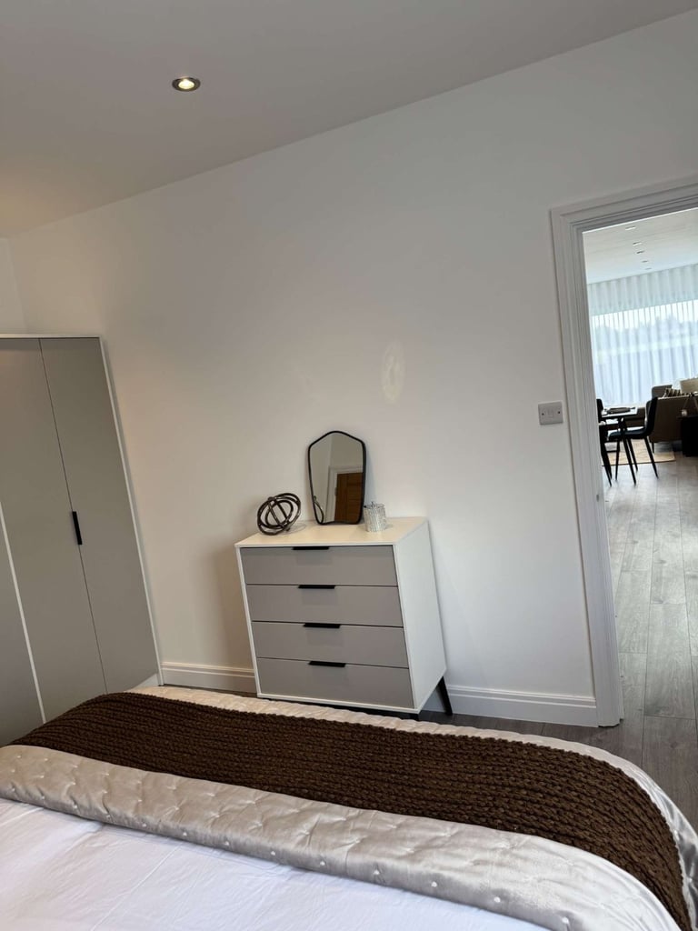 (AVAILABLE NOW+BILLS INCLUDED) ..MODERN DOUBLE ROOM IN CHIGWELL - IG8 8NA FOR JUST £898pcm