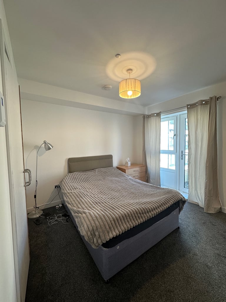 FURNISHED 2-bed Flat Double rooms Included Utilities weekly short-term car park
