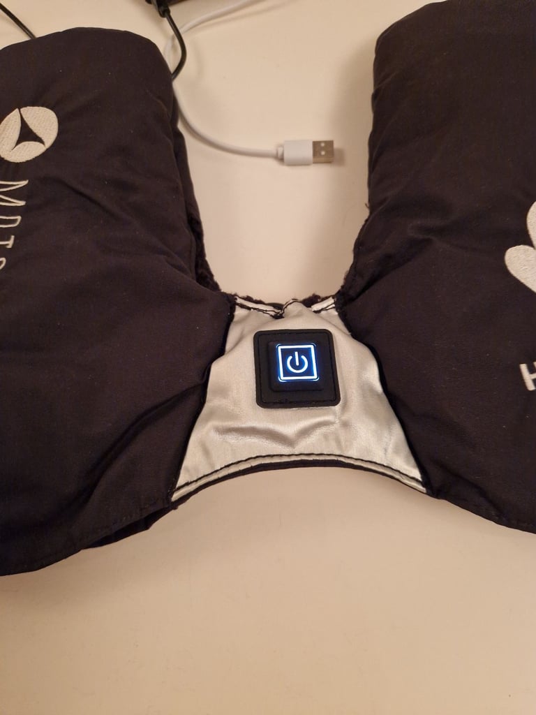 Motocaddy Hot Mitts with Motocaddy Powerbank