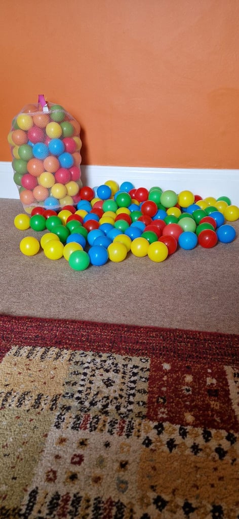 BALL POOL PLASTIC BALLS. EXCELLENT CONDITION.