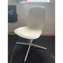 White office chair in excellent condition