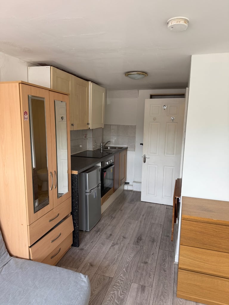 Studio minutes to North Harrow Station utility bills included 