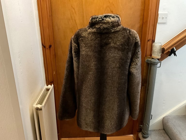 Cotton traders faux fur coat size 14, loose not fitted, in IMMACULATE CLEAN CONDITION thanks 🙏 