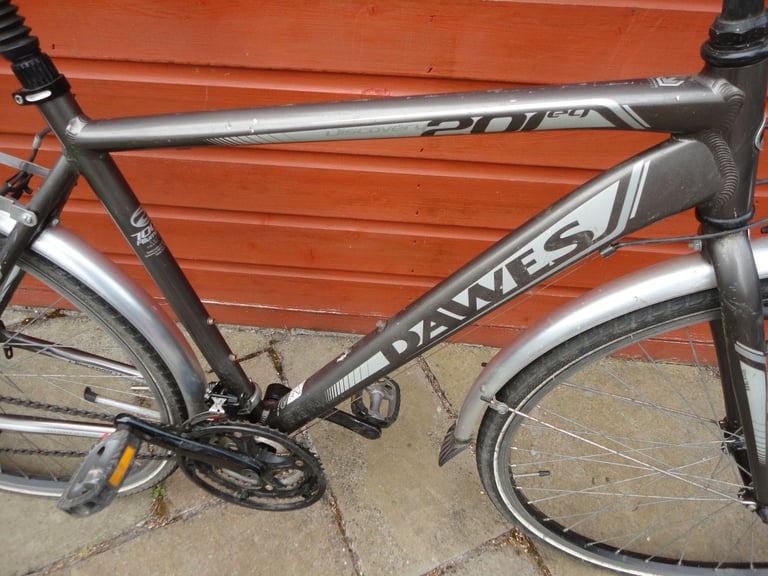 Dawes discovery 201 eq hybrid bike, 21 inch lightweight frame, 28 inch wheels, 21 gears, mud guards