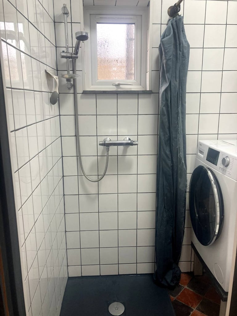 Fully furnished 3 double bedroom house £2000 per month for Dec- Feb only all bills included